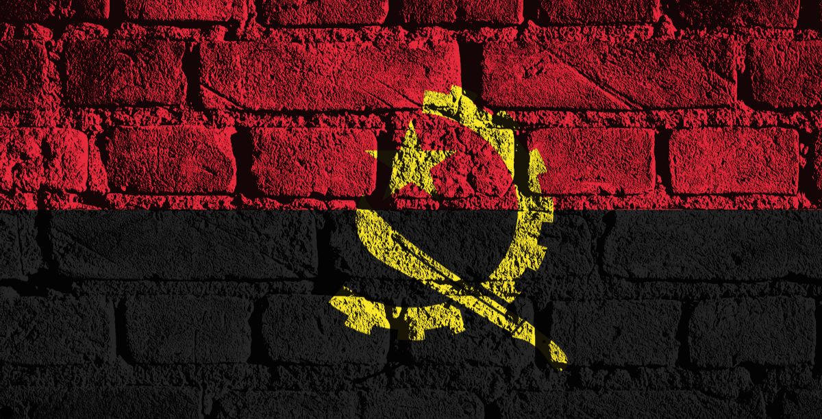 Bandeira de Angola pintada num muro. Foto Viktor Cvetkovic