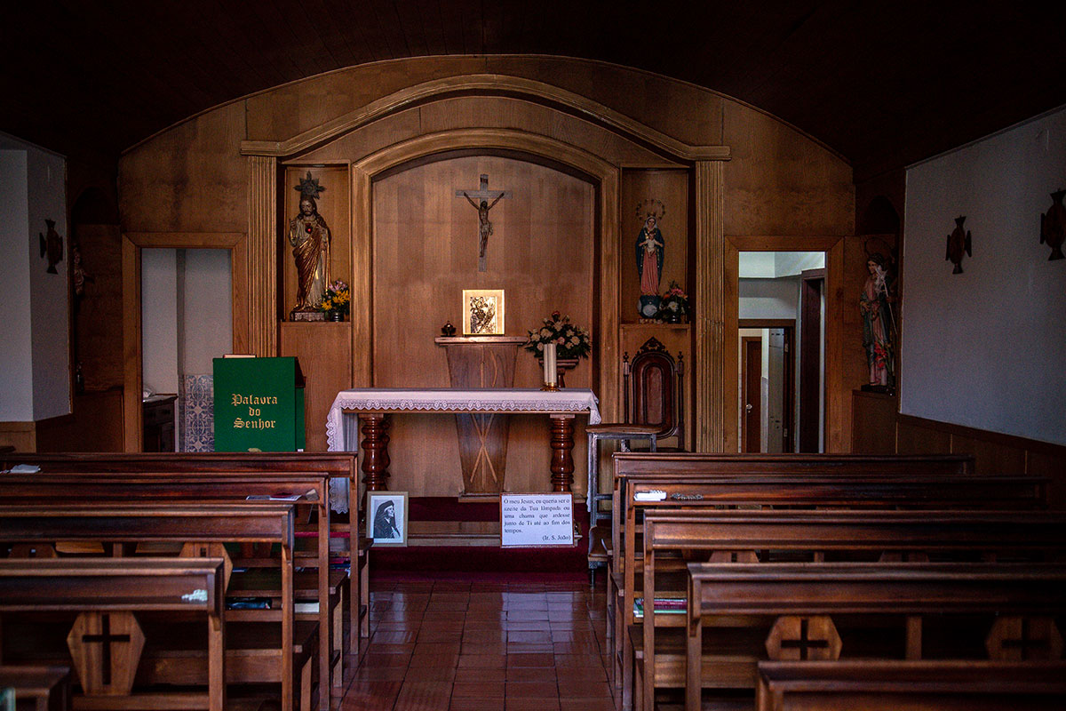 Interior da Capela das Servas Franciscanas Reparadoras de Jesus Sacramentado em Pereira. Foto © Filipe Ribeiro