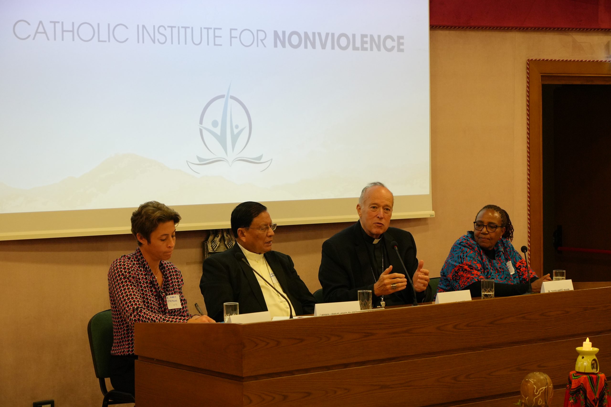 A mesa da inauguração do Instituto Católico para a Não-Violência, em Roma. Foto © ICNV.