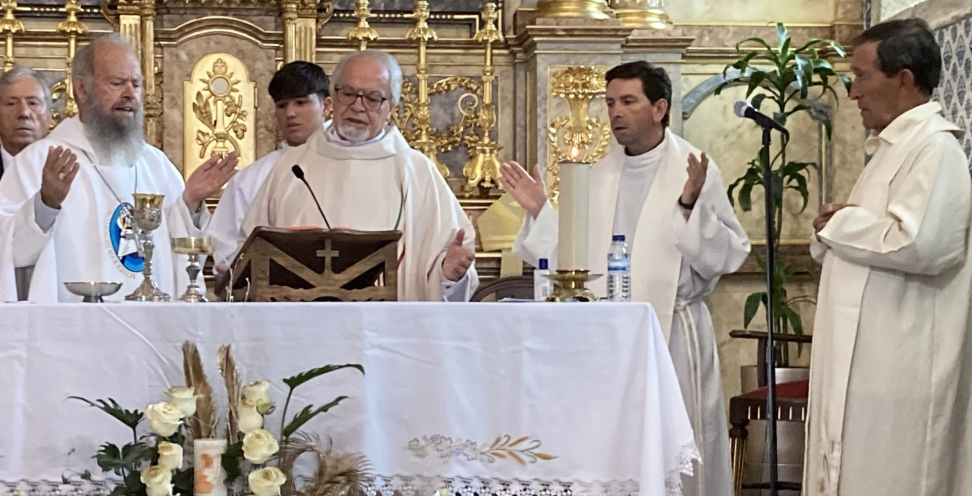 D. Joaquim Ferreira Lopes, bispo emérito de Viana (Angola), padre Manuel Vilas Boas, o pároco de Góios padre Álvaro da Costa e Silva, e padre Anselmo Borges, na celebração eucarística . Foto DR D. Joaquim Ferreira Lopes, bispo emérito de Viana (Angola), padre Manuel Vilas Boas, o pároco de Góios padre Álvaro da Costa e Silva, e padre Anselmo Borges, na celebração eucarística . Foto DR