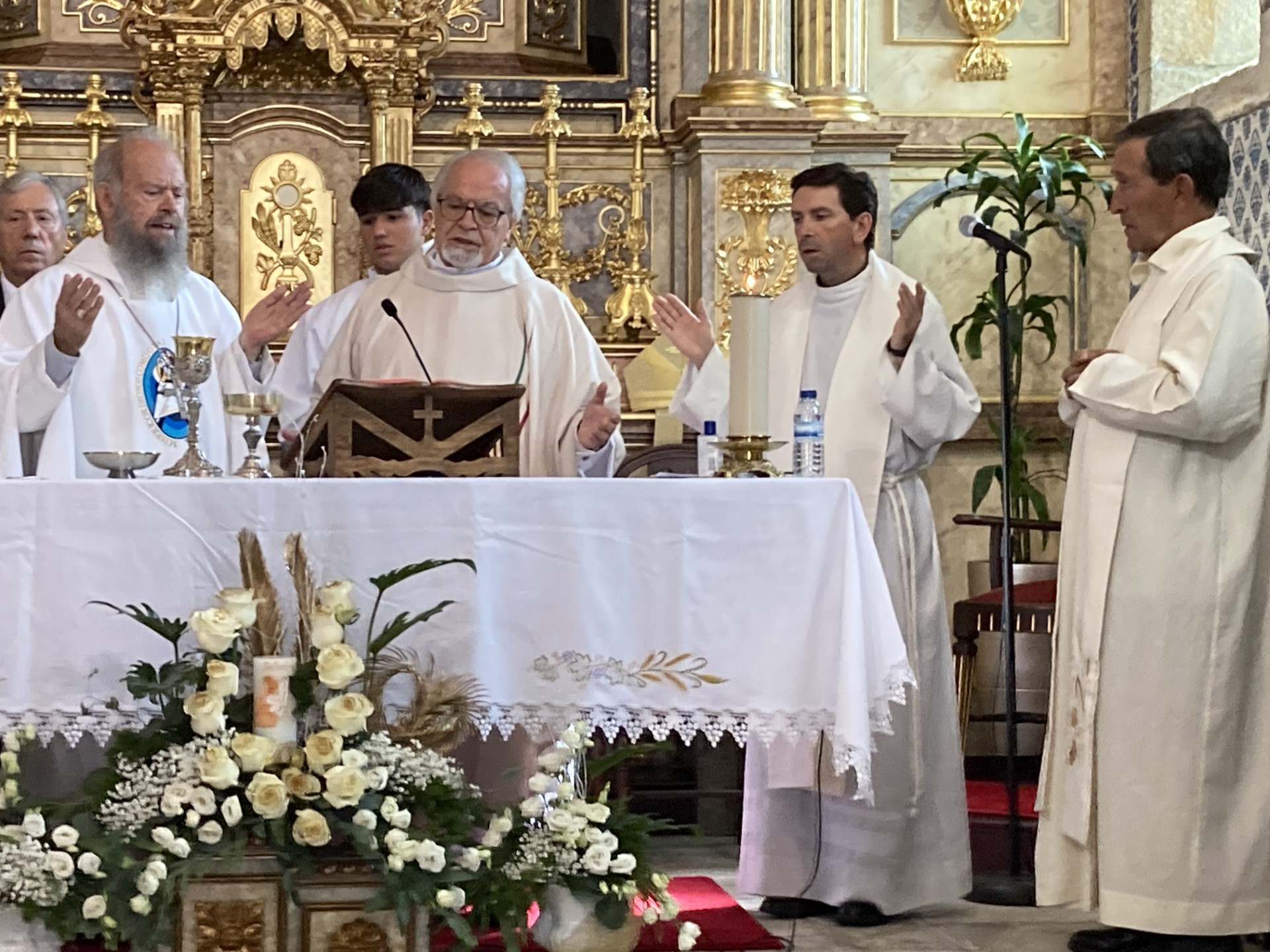 D. Joaquim Ferreira Lopes, bispo emérito de Viana (Angola), padre Manuel Vilas Boas, o pároco de Góios padre Álvaro da Costa e Silva, e padre Anselmo Borges, na celebração eucarística . Foto DR