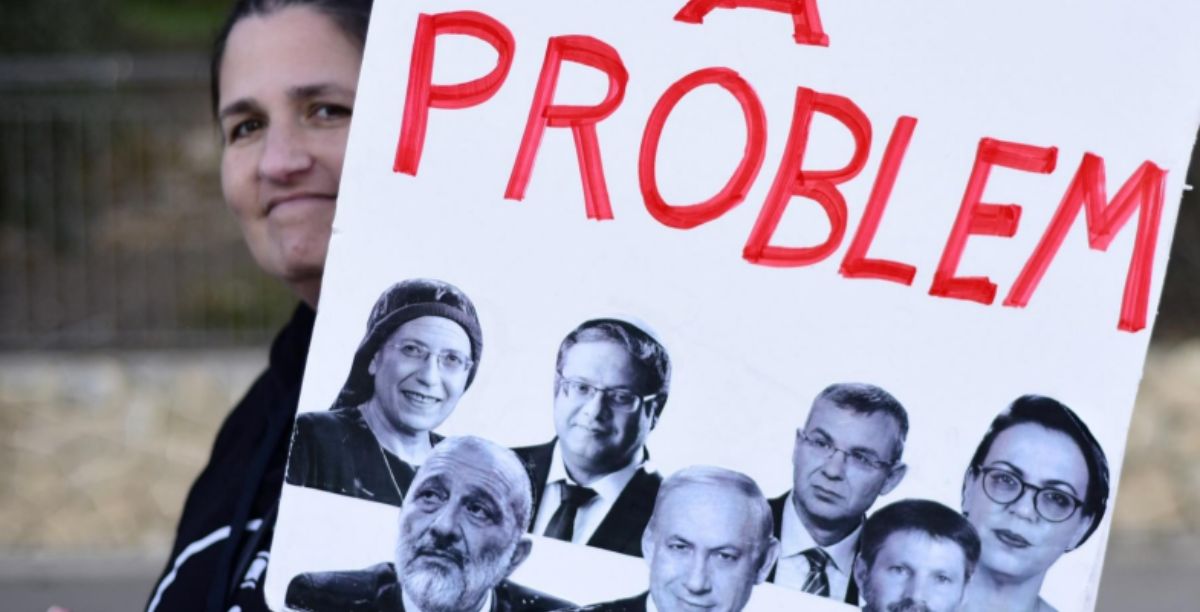 Mulher com cartaz contra vários líderes políticos israelitas. Foto DR via JPR Mulher com cartaz contra vários líderes políticos israelitas. Foto DR via JPR