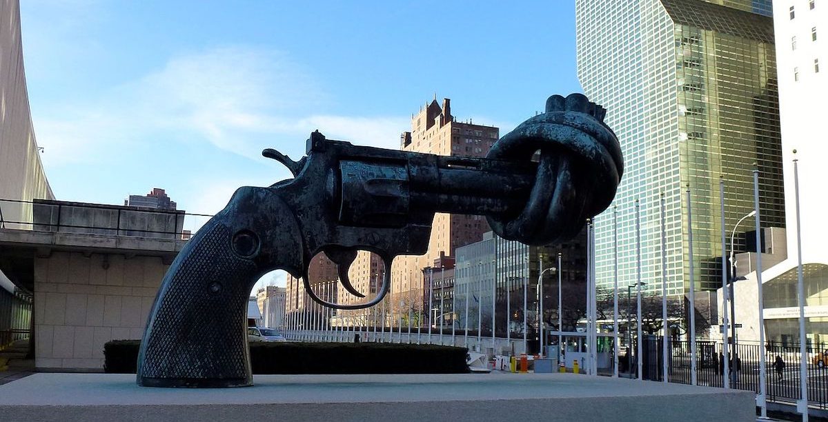 A escultura "Não-violência” de Carl Fredrik Reuterswärd em frente à sede da ONU em Nova Iorque (EUA). Foto © Zheng Zhou, CC BY-SA 3.0 , via Wikimedia Commons