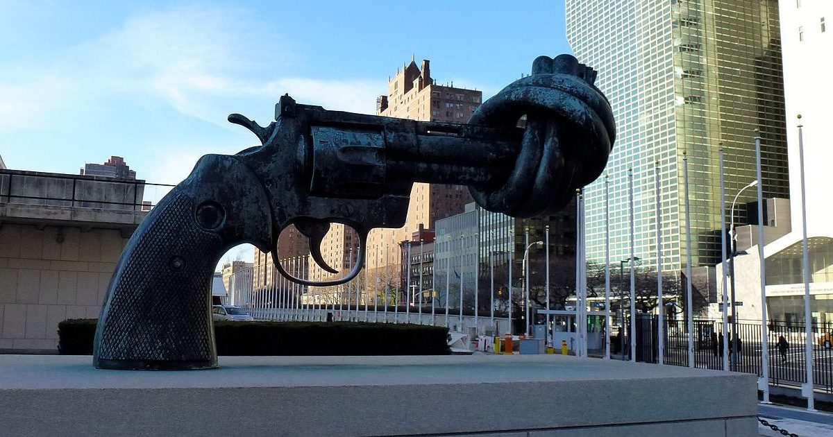 Non-Violence_sculpture_in_front_of_UN_headquarters_NY A escultura "Não-violência” de Carl Fredrik Reuterswärd em frente à sede da ONU em Nova Iorque (EUA). Foto © Zheng Zhou, CC BY-SA 3.0 , via Wikimedia Commons