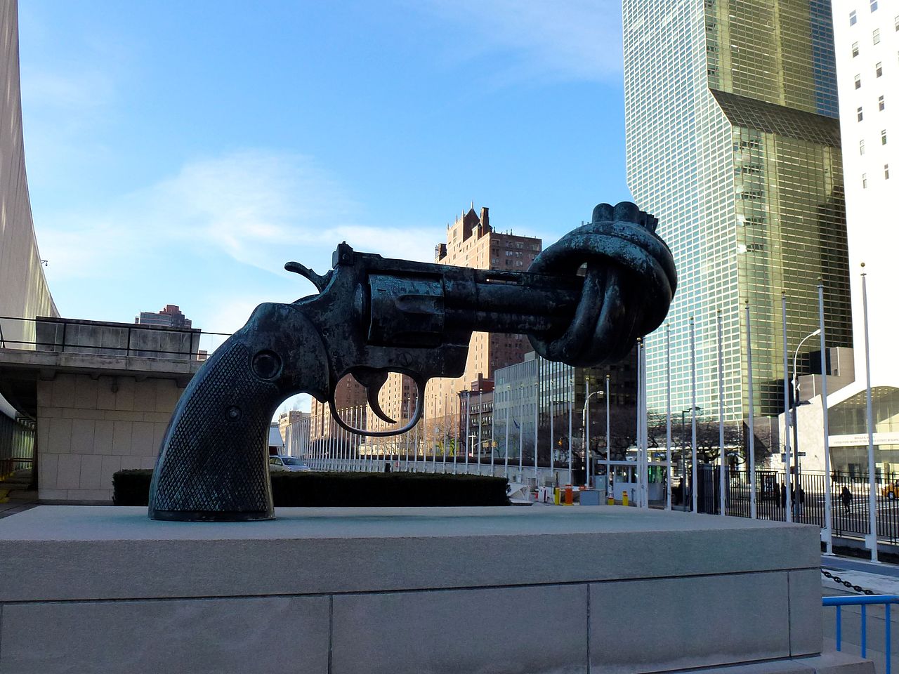 A escultura "Não-violência” de Carl Fredrik Reuterswärd em frente à sede da ONU em Nova Iorque (EUA). Foto © Zheng Zhou, CC BY-SA 3.0 <https://creativecommons.org/licenses/by-sa/3.0>, via Wikimedia Commons
