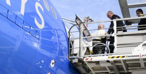 Depois da viagem mais longa de Francisco, vem aí a mais desafiante? O Papa Francisco à entrada do avião que o levou até Jacarta, 2 setembro 2024. Foto Vatican Media