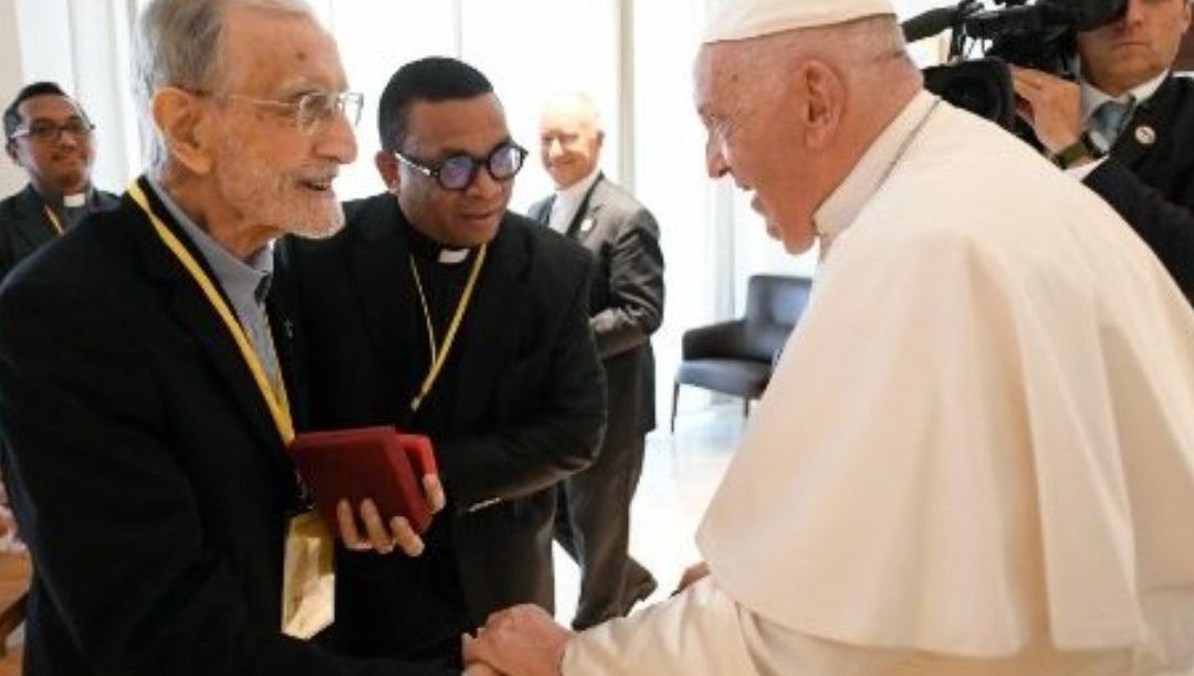 Francisco homenageou um dos jesuítas mais idosos do mundo… que é português