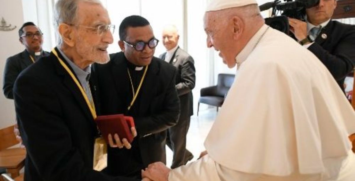 O Papa Francisco cumprimenta o padre jesuíta João Felgueiras, em Díli, a 10 de setembro de 2024. Foto Vatican Media