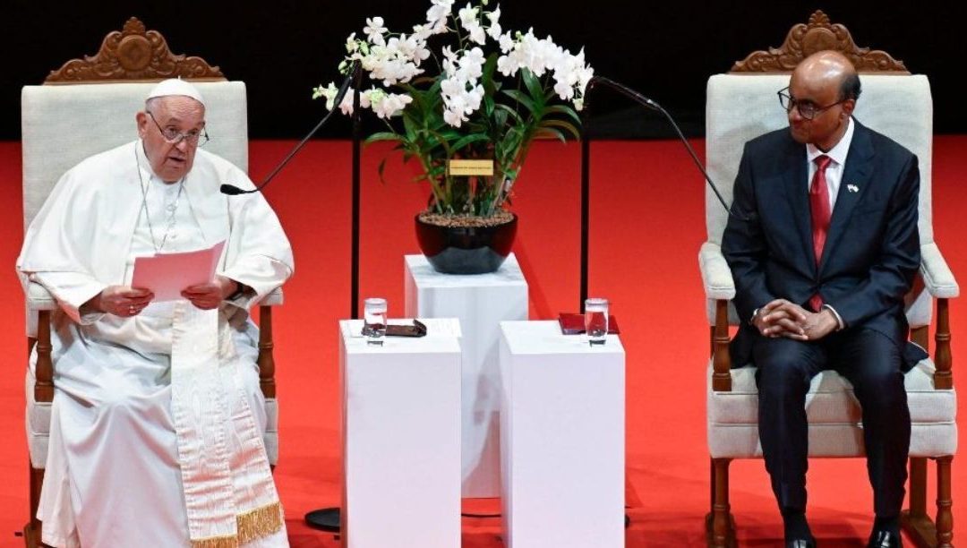 Papa pede a Singapura que interceda pela paz… com a China ali tão perto