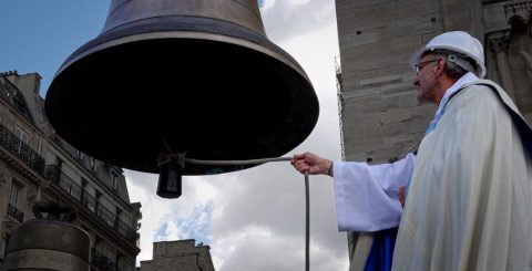 O reitor da catedral de Notre Dame, em Paris, recebe os sinos que foram objeto de revisao, a 12 setembro 2024. Foto