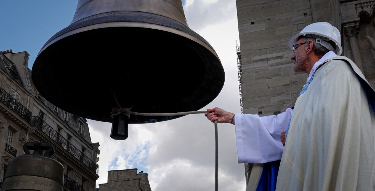 O reitor da catedral de Notre Dame, em Paris, recebe os sinos que foram objeto de revisao, a 12 setembro 2024. Foto