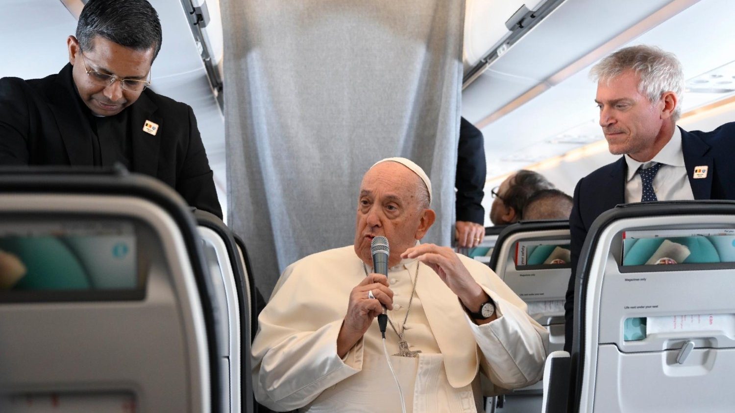 Papa no voo de regresso a Roma, depois da visita à Bélgica. Foto © Vatican Media