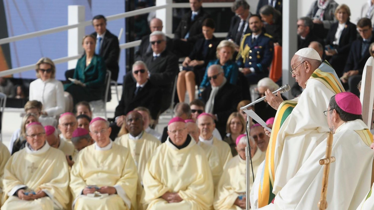 Havia tantos procedimentos para a Missa do Papa, que também duvidaríamos se quereriam que o Estádio Rei Balduíno enchesse, ou que as pessoas comuns se entusiasmassem a ir. Foto © Vatican Media