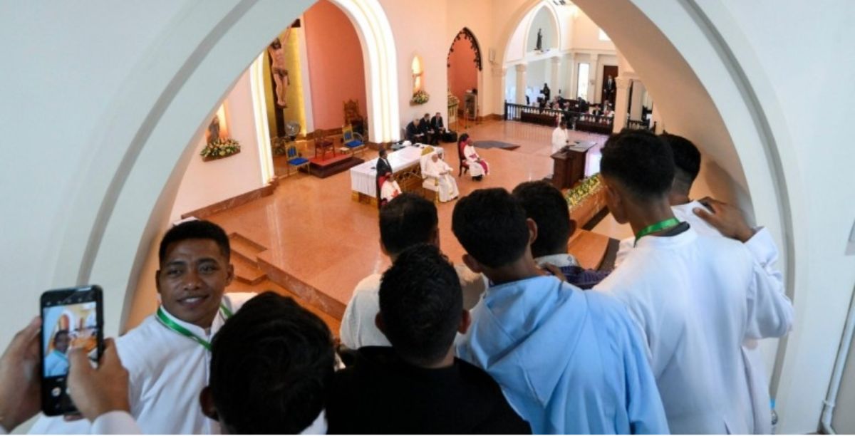 Papa Francisco duranteencontro com o clero na catedral de Díli, Timor-Leste, 10 setembro 2024. Foto Vatican Media