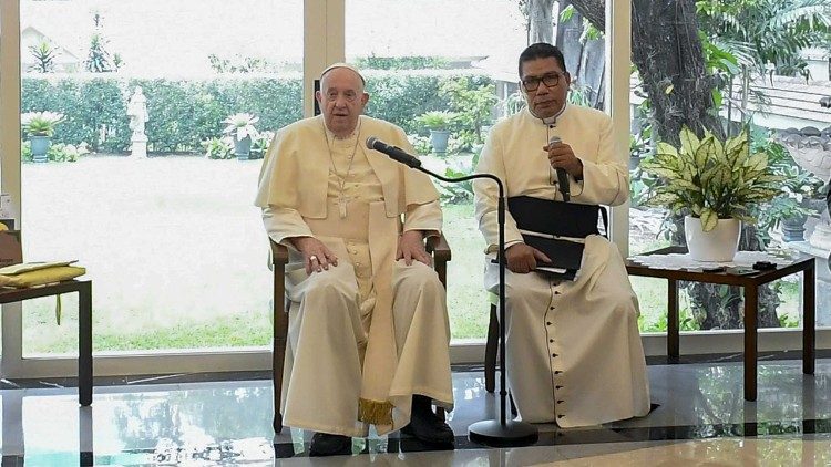 Papa durante encontro com jesuítas em Jacarta, 2024. Foto Vatican media