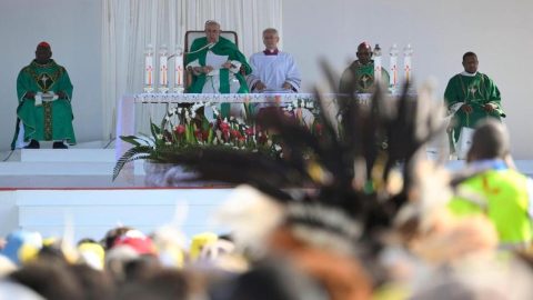 Recursos naturais devem beneficiar todos, diz o Papa Papa Francisco na Papua-Nova Guiné. Foto © Vatican Media via Agência Ecclesia.