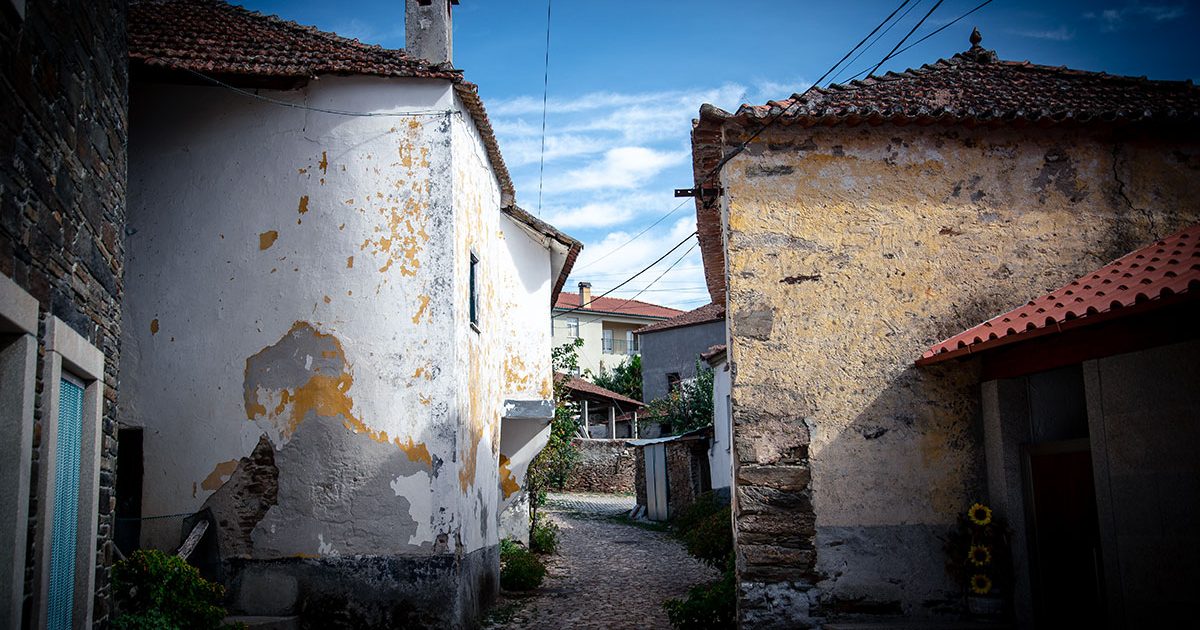 Irmã Maria de São João nasceu na casa à esquerda e fundou as Servas Franciscanas (ao fundo). Foto © Filipe Ribeiro.
