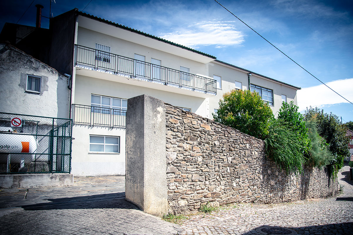 Entrada das instalações da congregação das SFRJS em Pereira, Mirandela. Foto © Filipe Ribeiro