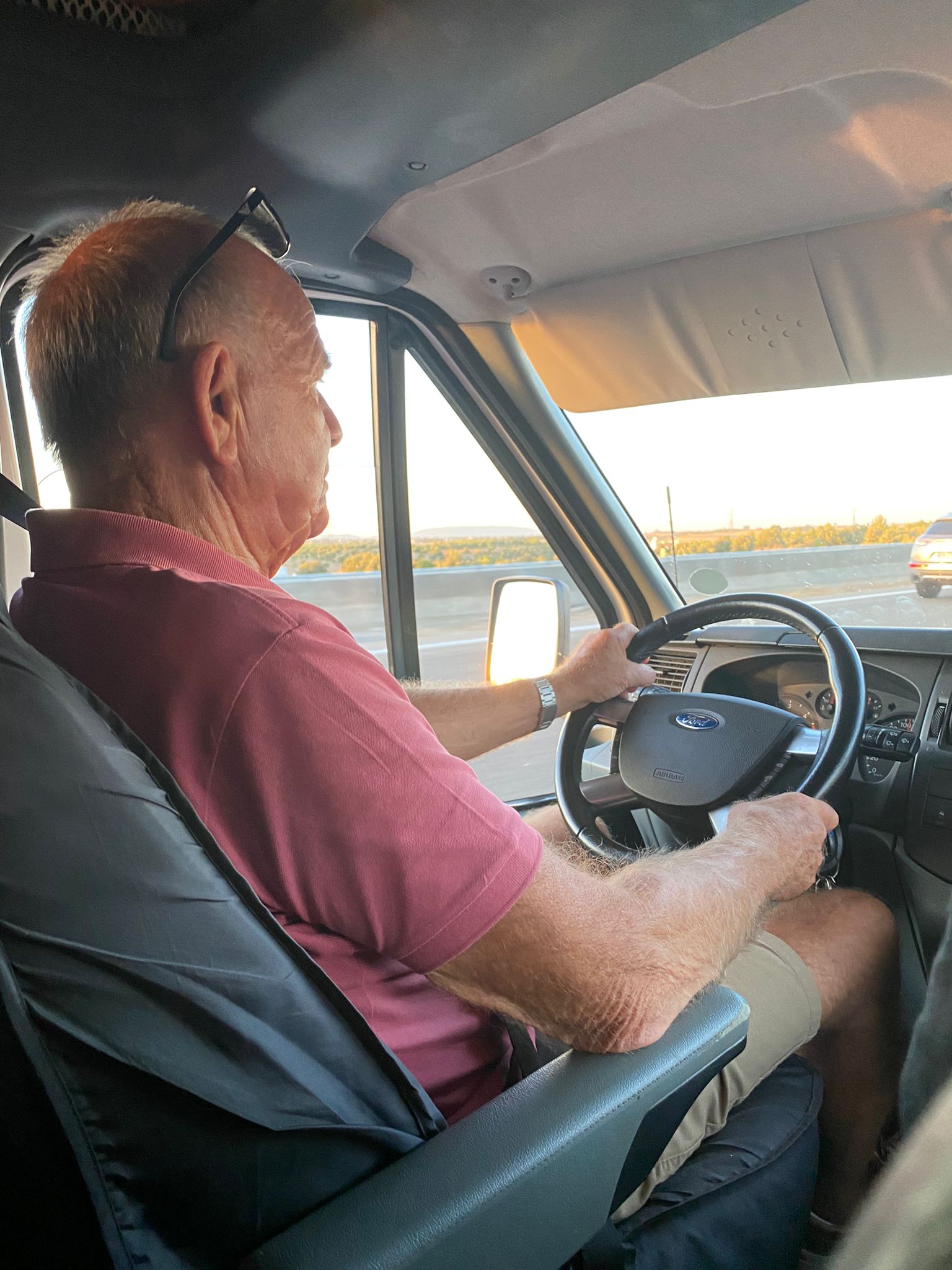 O avô do Louie associou-se à iniciativa solidária para ajudar a Acreditar, conduzindo a autocaravana onde pernoitavam. Foto DR