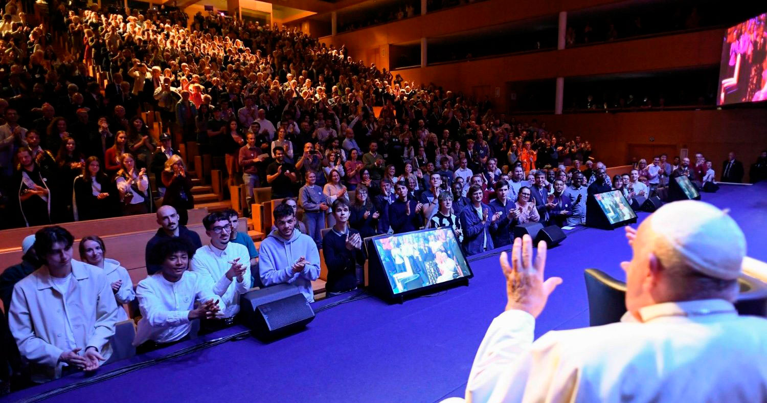 Estudantes apresentaram ao Papa visão crítica da Laudato si. Foto © Vatican Media