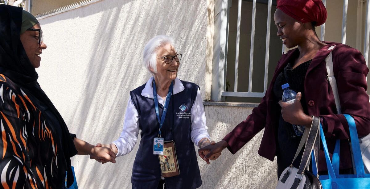 A Irmã Rosita conversa com a refugiada burundinesa Halima Ali Mohamed (à esquerda) e a refugiada queniana Odette Ildunayezu (à direita) do lado de fora de seu escritório no Instituto de Migração e Direitos Humanos (IMDH), em Brasília. © ACNUR/Marina Calderon