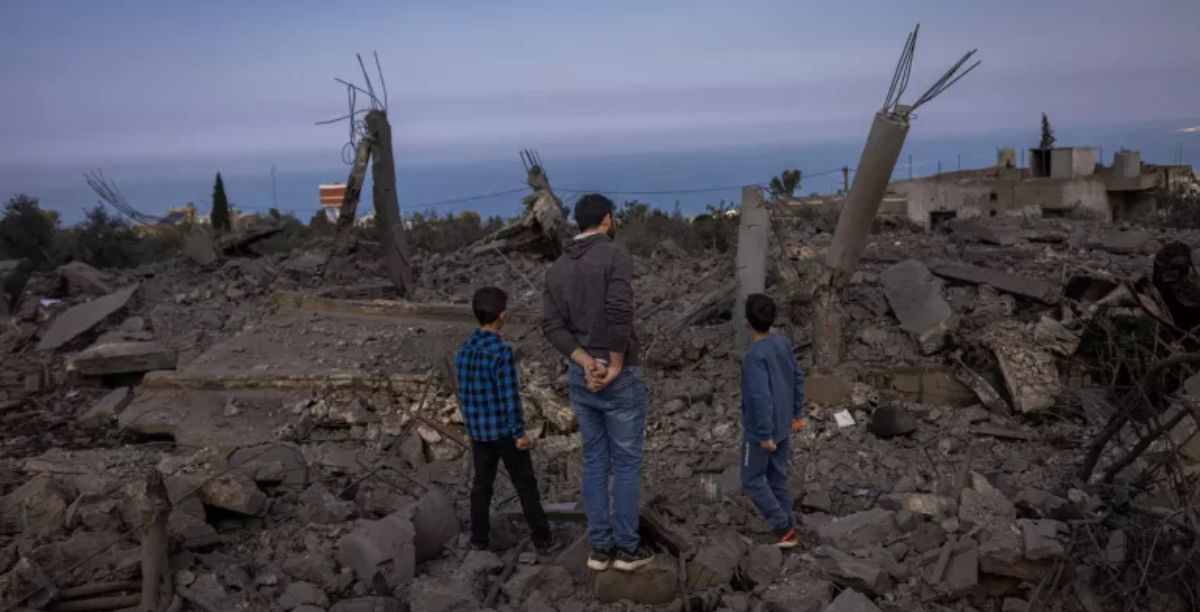 Crianças observam as suas casas destruídas no Líbano. Foto UNICEF2024/Diego-Ibarra-Sanchez/Lebanon