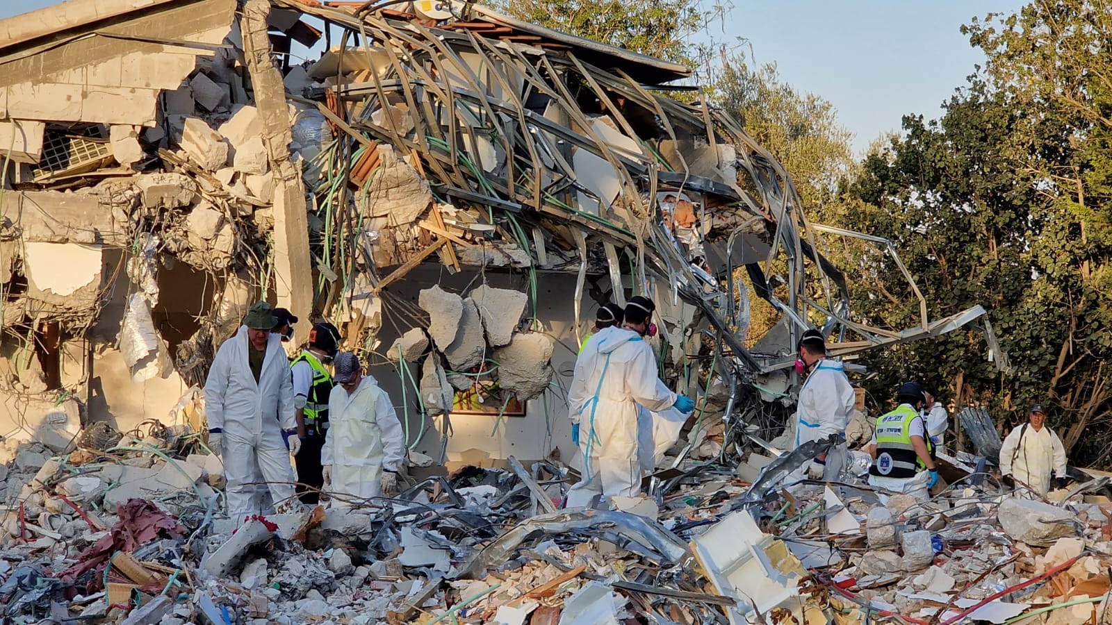 Membros da ZAKA (equipas voluntárias de resposta pós-desastres em Israel), depois dos ataques de 7 de outubro de 2023. Foto © Spokesperson unit of ZAKA, via Wikimedia Commons.