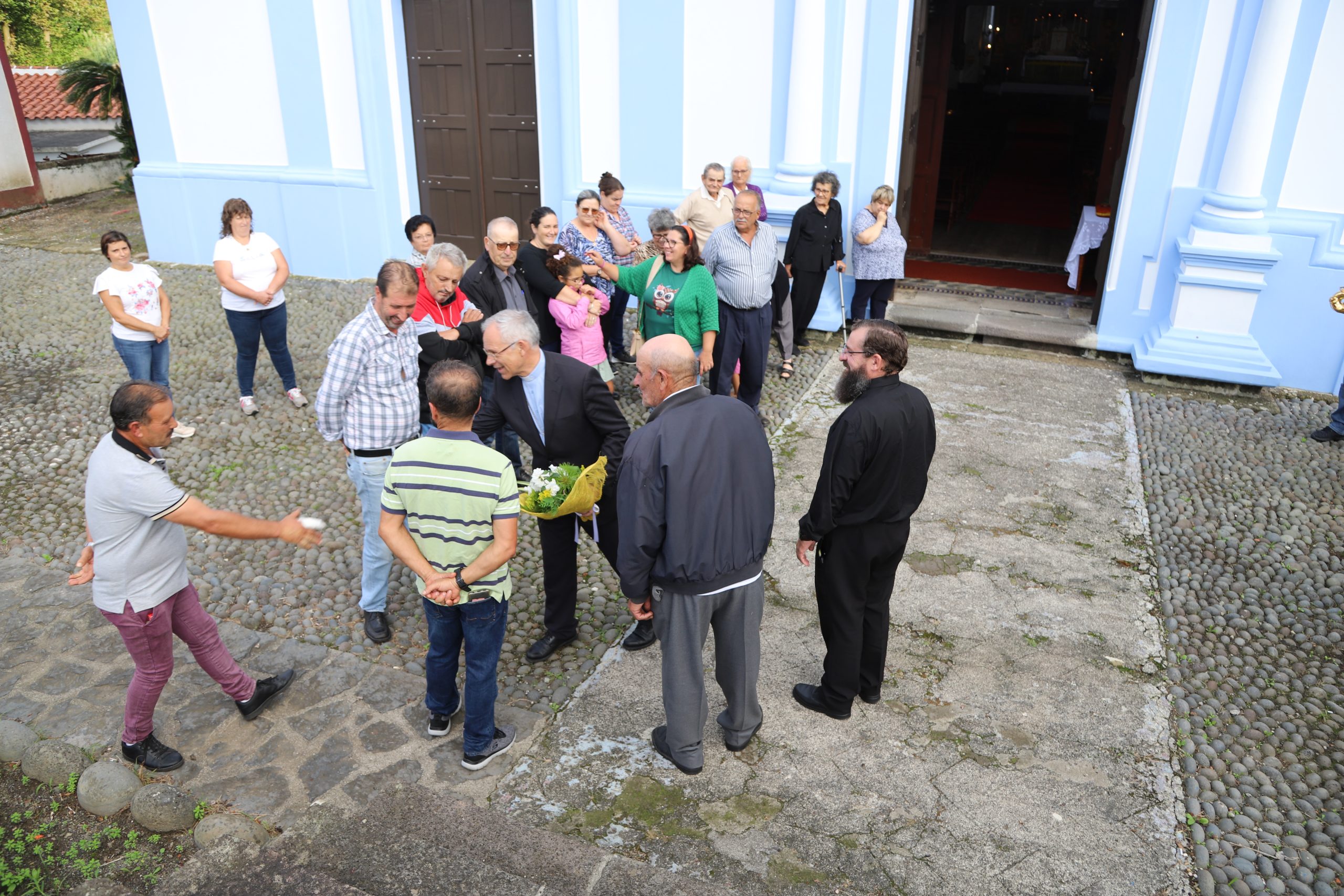 Bispo Armando Esteves Domingues cumprimenta paroquianos na Fajazinha. Foto Igreja Açores