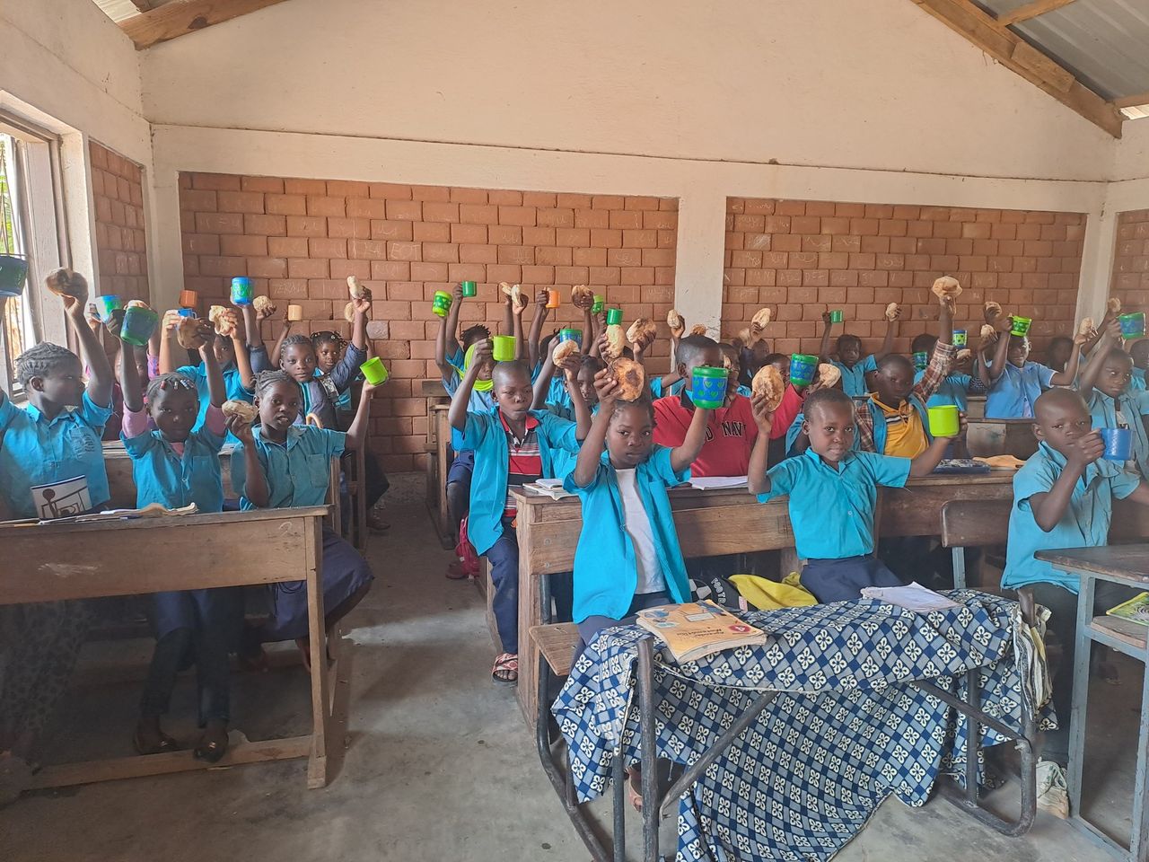 Os 1 291 alunos da Escola Primária Completa de Nawitipele, na província de Nampula, em Moçambique, começaram a receber na última semana, e pela primeira vez, um lanche escolar. Foto da página de Facebook da Helpo.