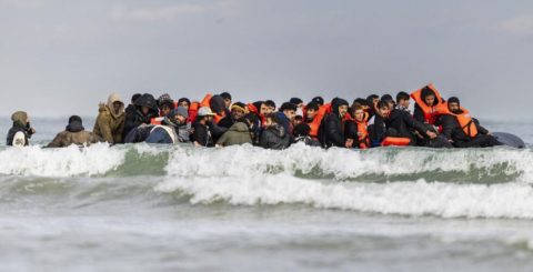 A integração dos migrantes supõe que eles sejam ouvidos, defende a Igreja Católica Migrantes atravessam Canal da Mancha. Foto @DaveAtherton20