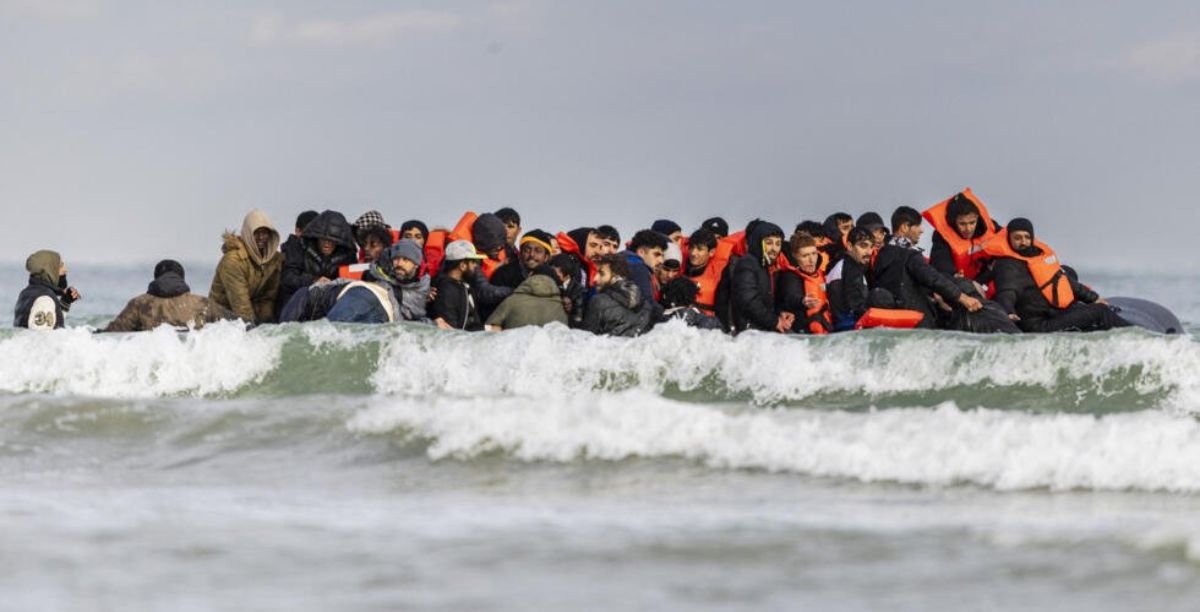 Migrantes atravessam Canal da Mancha. Foto @DaveAtherton20