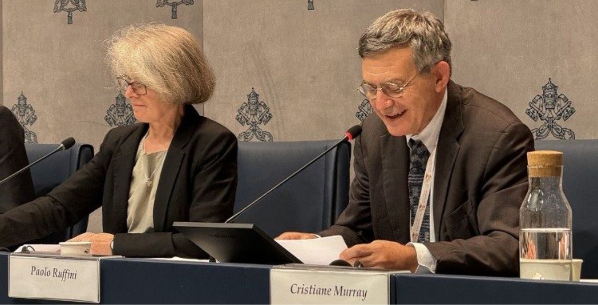 Nathalie Becquart e Paolo Ruffini na sala de imprensa vaticana, 21 outi«ubro 2024. Foto Vatican Media
