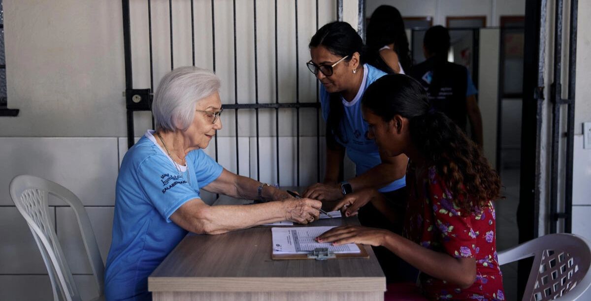 No escritório do IMDH em Boa Vista, a Irmã Rosita registra uma jovem mãe da Venezuela para uma distribuição de kits de nutrição. © ACNURMarina Calderon