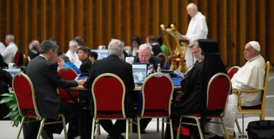 O frade dominicano Timothy Radcliffe falar aos membros do Sínodo, durante a segunda sessão da assembleia, outubro 2024. Foto Vatican Media