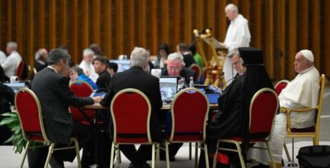 O frade dominicano Timothy Radcliffe falar aos membros do Sínodo, durante a segunda sessão da assembleia, outubro 2024. Foto Vatican Media