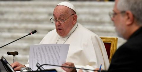 Publicada a tradução oficial do documento do Sínodo em português Papa Francisco lê discurso de conclusão da assembleia do Sínodo dos Bispos, 26 outubro 2024. Foto Vatican Media