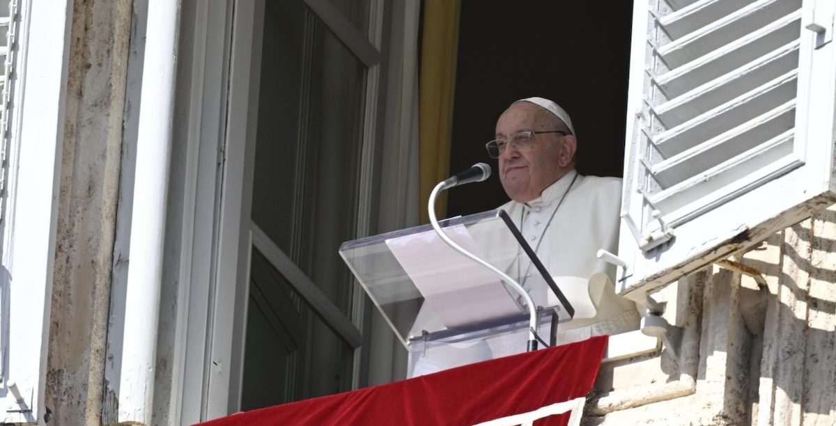 Papa Vatican Media via Ecclesia O Papa apelou este domingo a um cessar-fogo “imediato” no Médio Oriente. Foto © Vatican Media via Ecclesia.