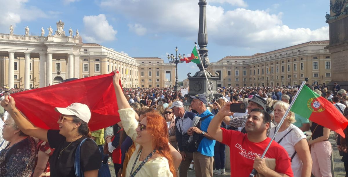 Peregrinos portugueses na Praça de São Pedro, 27 outubro 2024. Foto Clara Raimundo