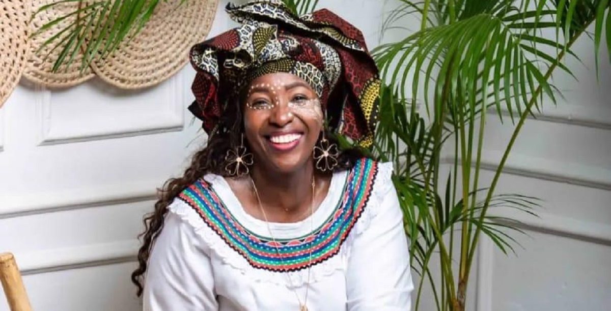 Moçambique. Mulher macua preparando alimentos. Ilda Canuma Martins