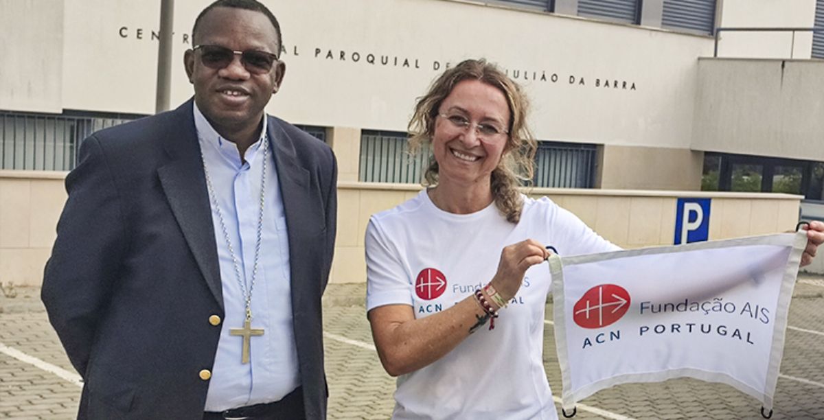 Silvia Duarte com o bispo de Pemba, Antonio Juliasse. Foto ACN