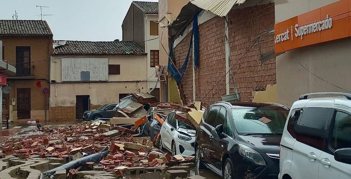 A fachada e parte do edifício de um supermercado e automóveis destruídos pela tempestade, em Alginet, Ribera Alta, na região de Valência. Foto © Eidursson, CC BY 4.0 , via Wikimedia Commons
