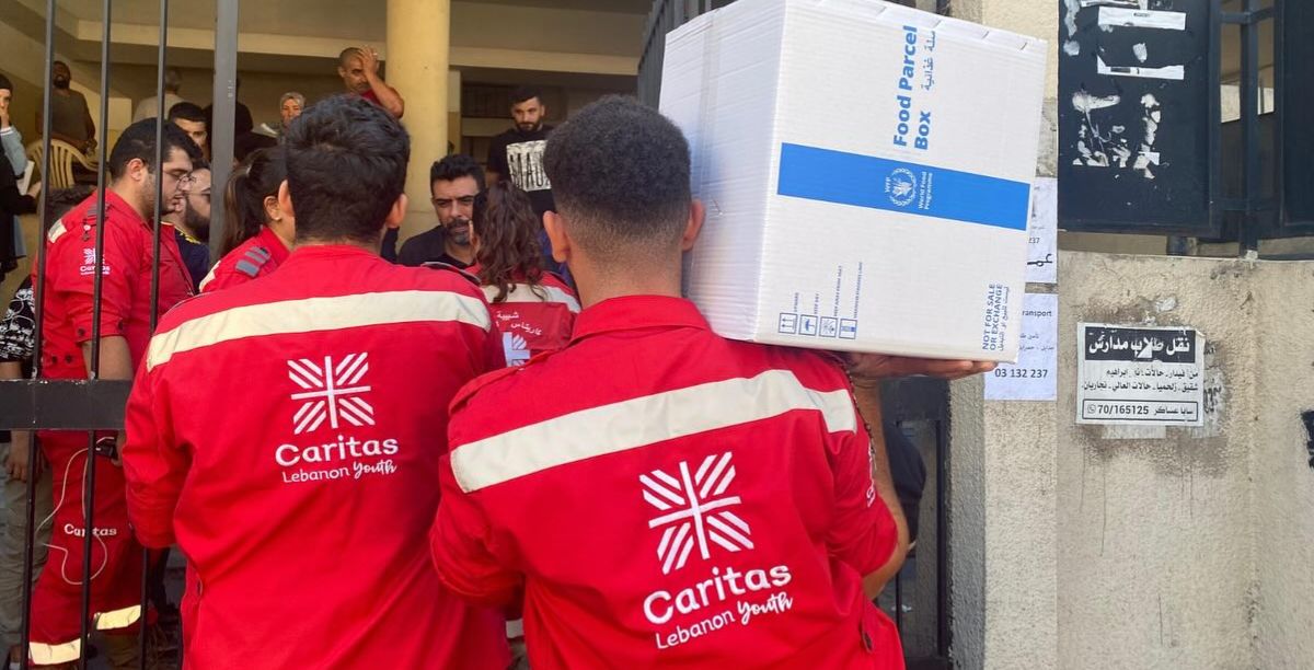 Voluntarios da Cáritas Líbano entregam alimentos a famílias deslocadas. Foto Caritas Lebanon