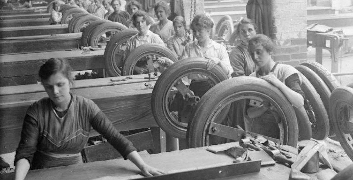 Women_at_work_in_a_Lancashire_Rubber_Factory_Q28232 Mulheres numa fábrica de pneus em Inglaterra (entre 1914-1918). Foto © Lewis G P, Public domain, via Wikimedia Commons.