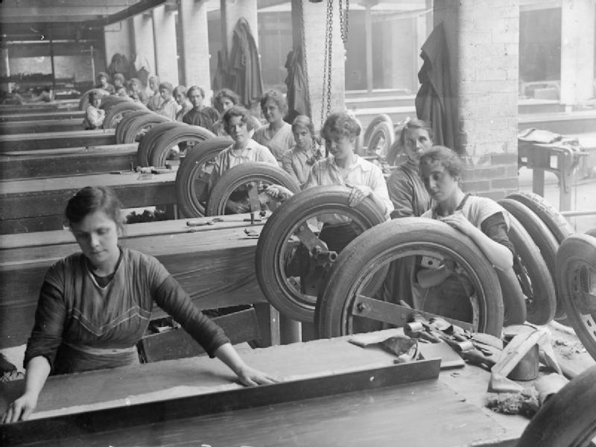 Mulheres numa fábrica de pneus em Inglaterra (entre 1914-1918). Foto © Lewis G P, Public domain, via Wikimedia Commons