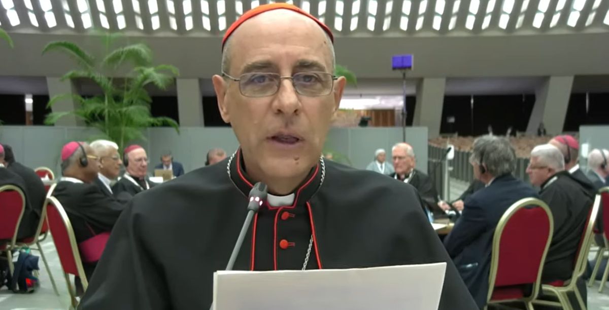 o cardeal Victor Manuel Fernández, a quem coube apresentar o ponto de situação do trabalho desenvolvido pelo Grupo 5, imagem reproduzida a partir da transmissão via Youtube