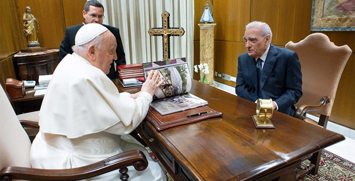 Scorsese com o Papa, que assina o prefácio do livro. Foto: Direitos reservados.