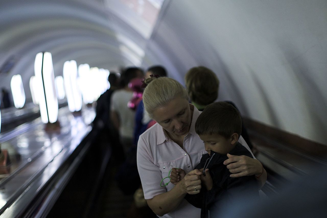 Em 2023, 708 milhões de mulheres (com 15 anos ou mais) não trabalhavam por terem de prestar cuidados a outras pessoas. Na imagem, mulher com criança na Ucrânia. Foto © spoilt.exile from Kiev, Ukraine, CC BY-SA 2.0 , via Wikimedia Commons.