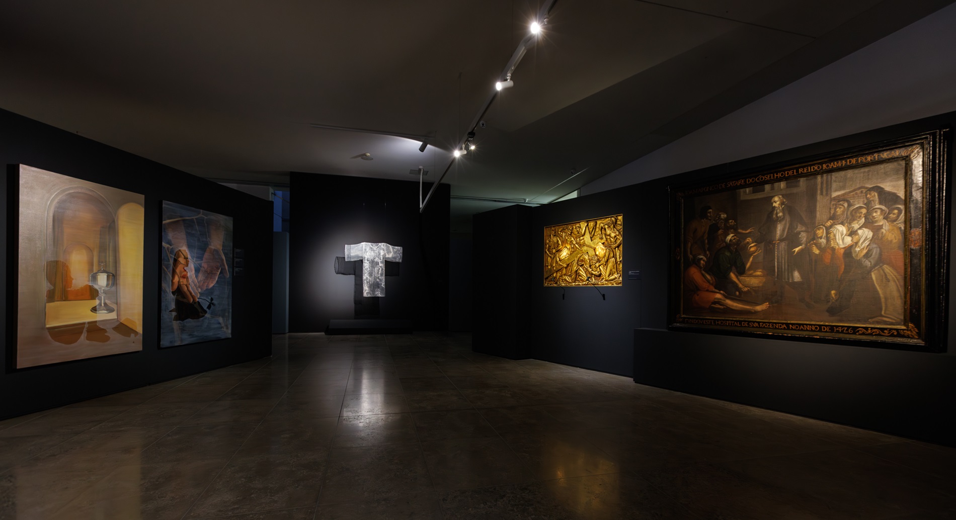 Veste para Febe, na exposição que assinala o centenário da Associação dos Servitas de Nossa Senhora de Fátima. Foto © Santuário de Fátima