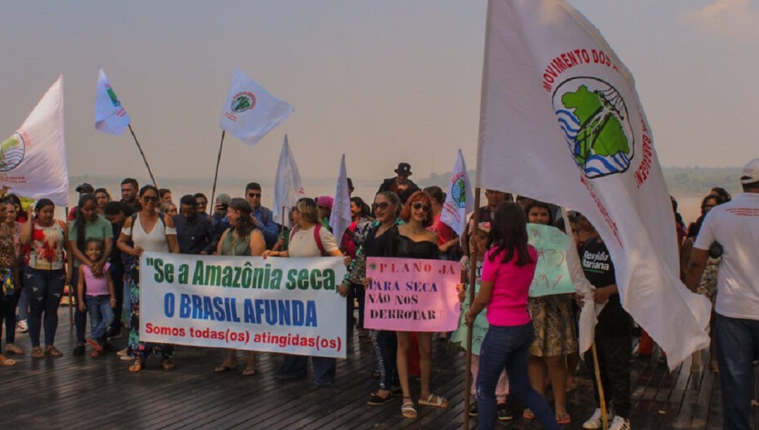 Seca afeta vias fluviais na Amazónia e limita acesso da população a bens essenciais