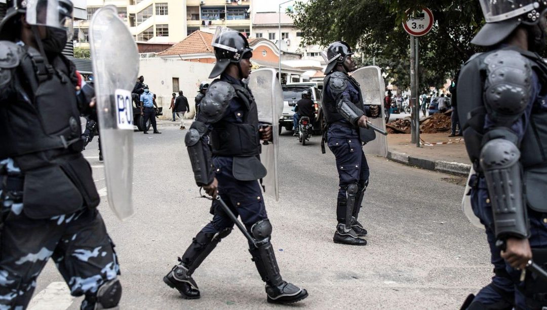 Crianças alvejadas, manifestantes queimados, detidos torturados: Amnistia denuncia violência excessiva da Polícia em Angola